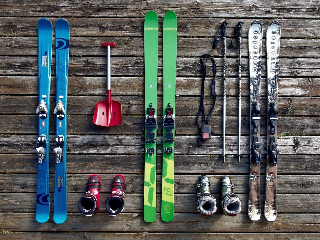 trois paires de ski