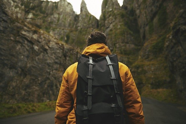 adulte de dos avec un sac à dos en randonnée